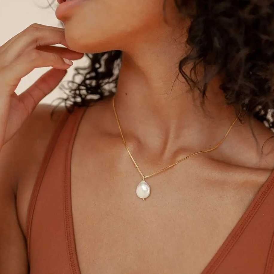 Meredith - Halskæde med Perlevedhæng