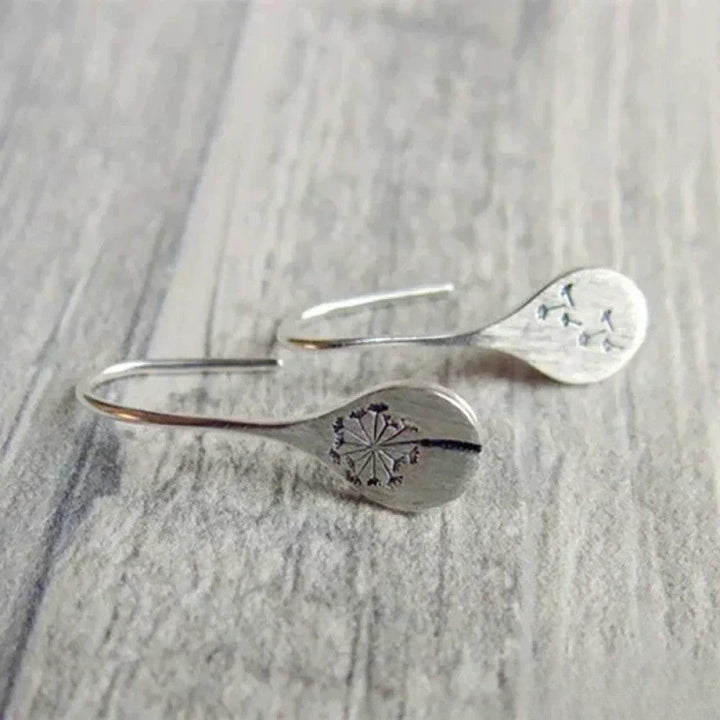 Elegante Sølvøreringe i Design med Løvetandblad