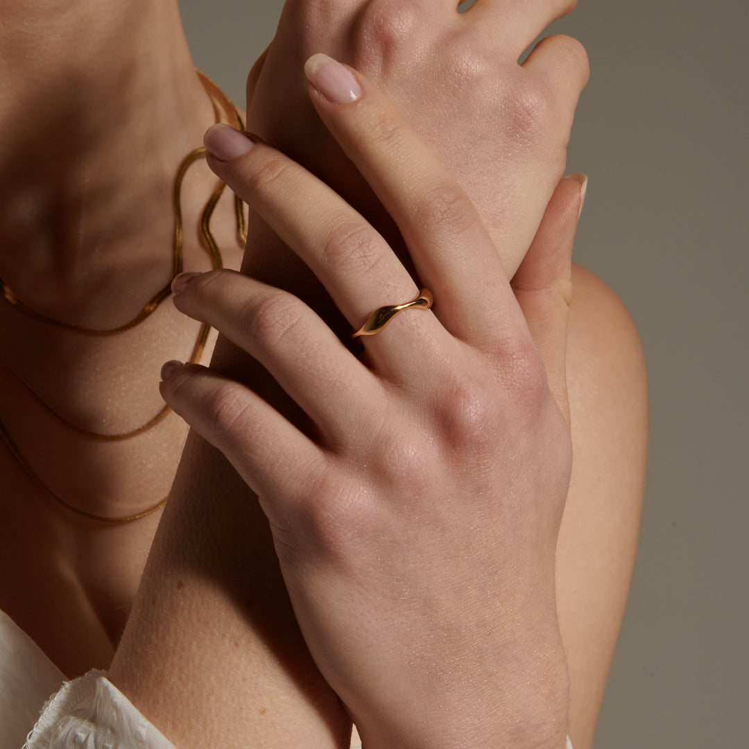 Aaltopintainen sormus